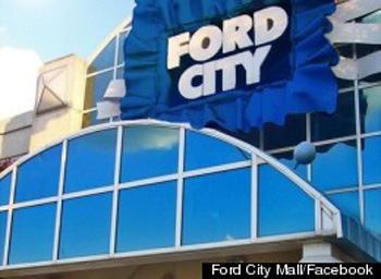 2 hurt, 19 arrested in melee near Ford City Mall