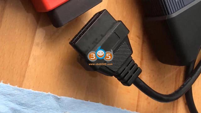 Godiag GT100 and Autel Ultra test 2005 Ford Expedition ECU on bench 5