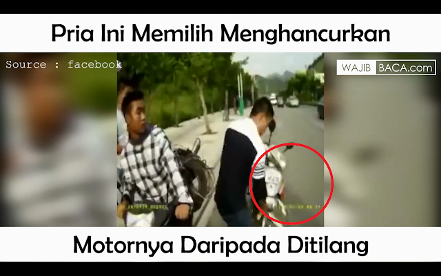 Bikin Melongo! Pria Ini Memilih Menghancurkan Motornya Sendiri Daripada Ditilang Bikin Melongo! Pria Ini Memilih Menghancurkan Motornya Sendiri Daripada Ditilang