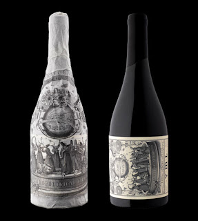 diseño de botella y etiqueta de vino.