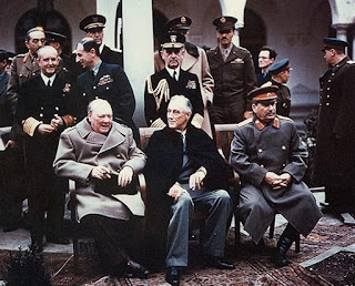 II. Dünya Savaşı'ndan galip çıkan Müttefik Devletler'in liderleri Winston Churchill, Franklin D. Roosevelt ve Josef Stalin, Avrupa'nın yeni düzeni konusunda düzenlenen Yalta Konferansı görüşmelerinde, 1945