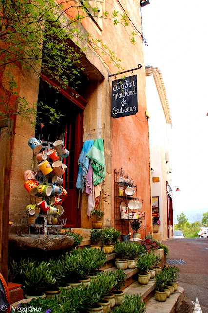 I negozi tipici provenzali del villaggio