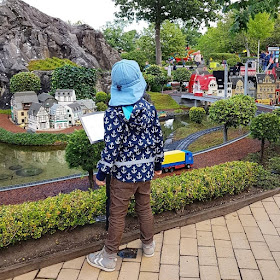 10 Tipps für den Besuch des Legoland Billund mit Kindern. Ein Tag mit der Familie in diesem tollen Freizeitpark in Dänemark macht Spaß!