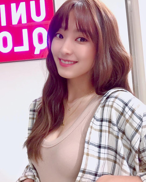 SISTAR Bora Showcases Her Perfect Figure In A Low Cut Top 