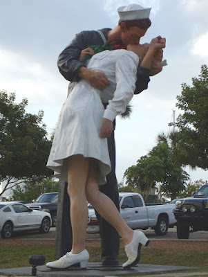 Unconditional Surrender por Seward Johnson Unconditional Surrender por Seward Johnson
