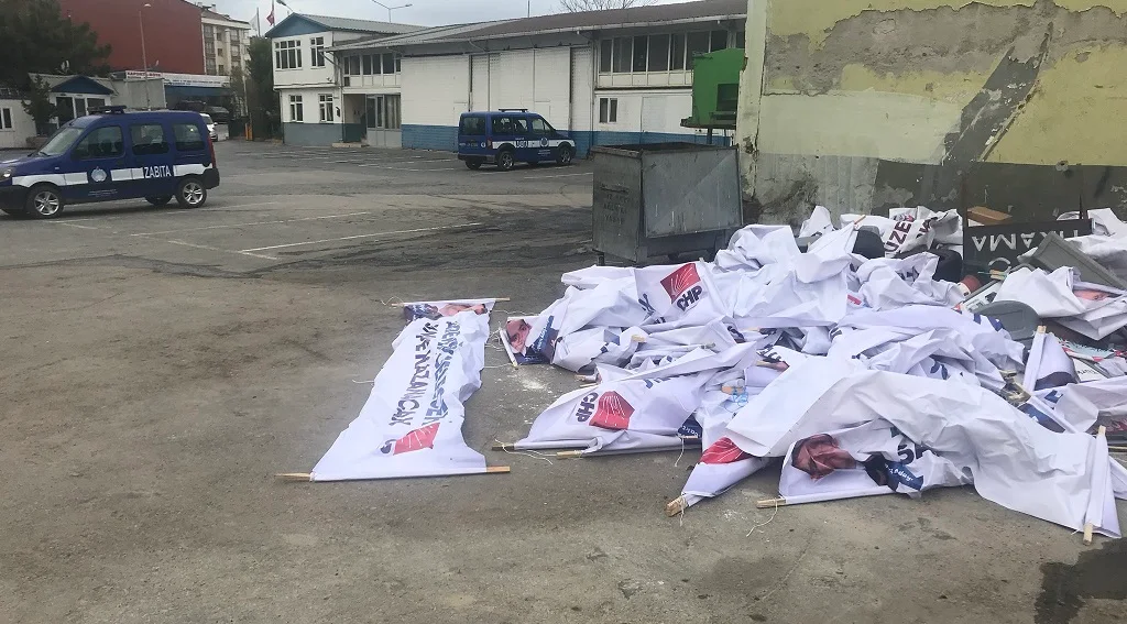 CHP'li aday adayının pankartları akşam asıldı, sabah söküldü