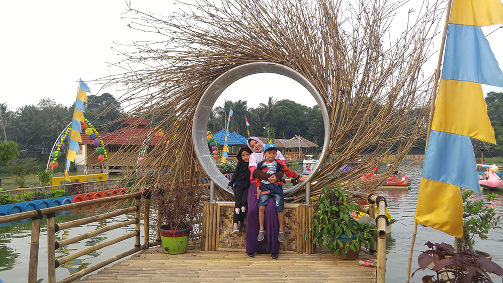 Garmadi Menikmati Liburan Keluarga Sambil Kerja Di Taman Herbal Insani Depok