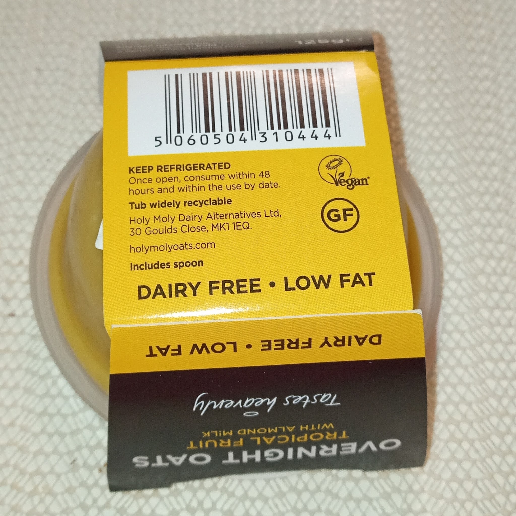 Supersupergirl's Food Reviews [Review] Holy Moly Overnight oats Tropical fruits and smashed