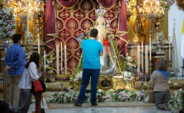 La Virgen del Rosario de Granada a los pies de su retablo dominico La Virgen del Rosario de Granada a los pies de su retablo dominico