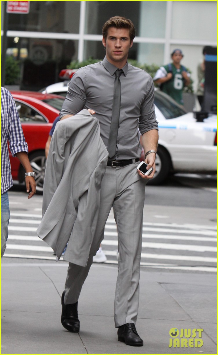 liam-hemsworth-paranoia-harrison-ford-02