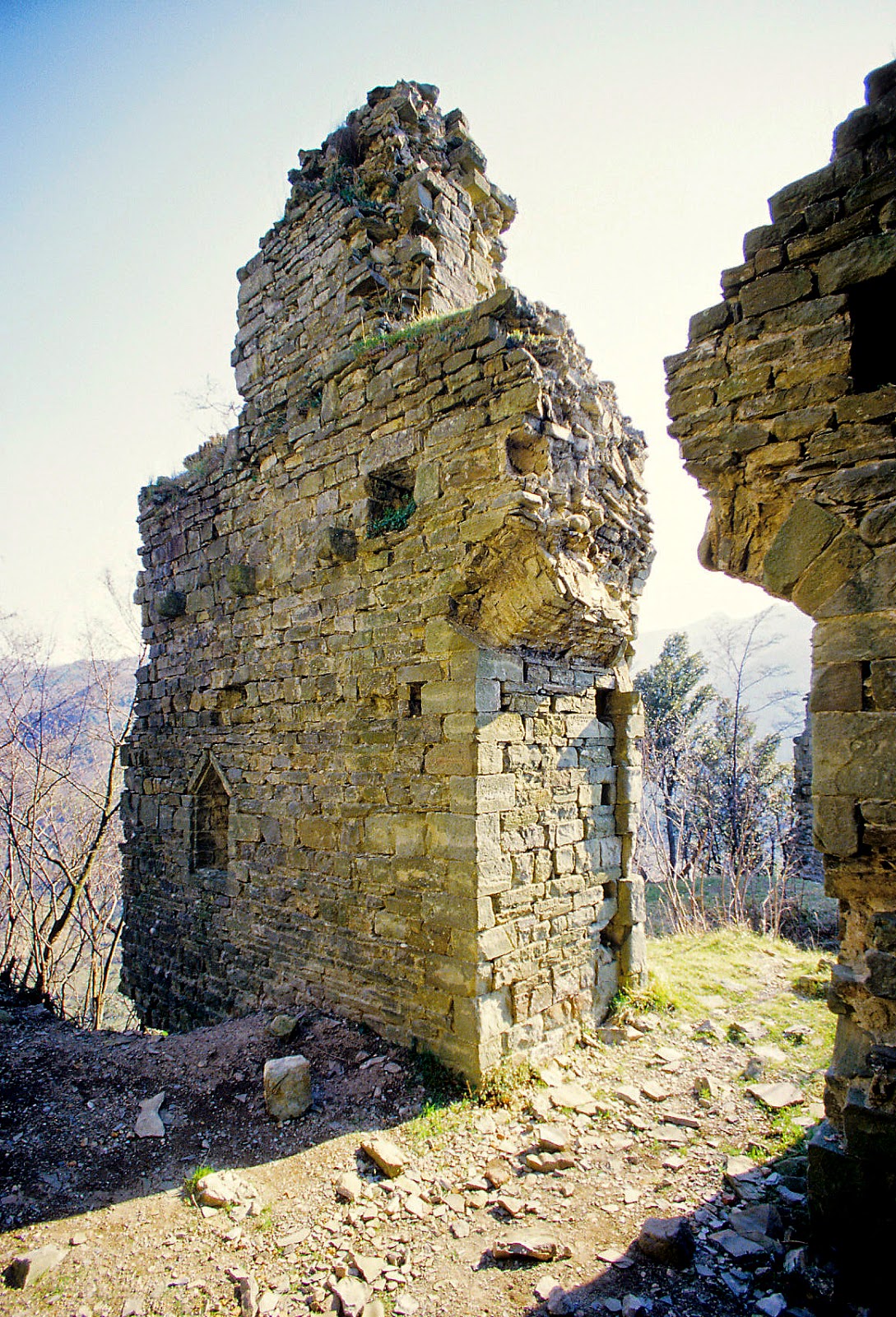 Terre Incognite La Rocca di Cerbaia in Val di Bisenzio
