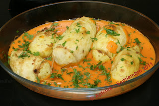  Patatas rellenas con carne de cerdo sobre salsa de pimientos rojos 
