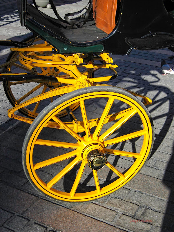 Salpicadero, rueda, muelles y juego delantero de un coche de caballos de la ciudad de Sevilla