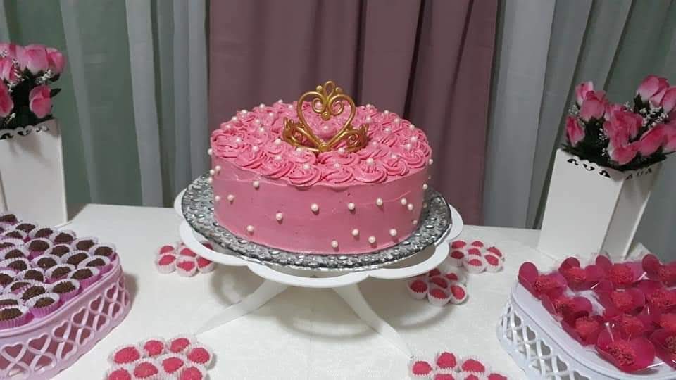Bolo feminino chantilly, bolo rosa, bolo com pérola, bolo com flores de ...