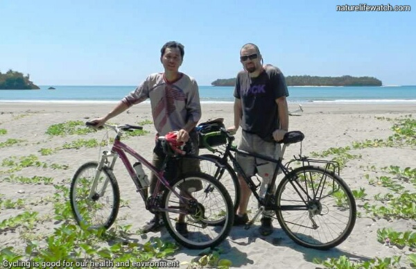 Guide Chatles Roring dan pesepeda dari Amerika Serikat Wisata sepeda gunung di Manokwari
