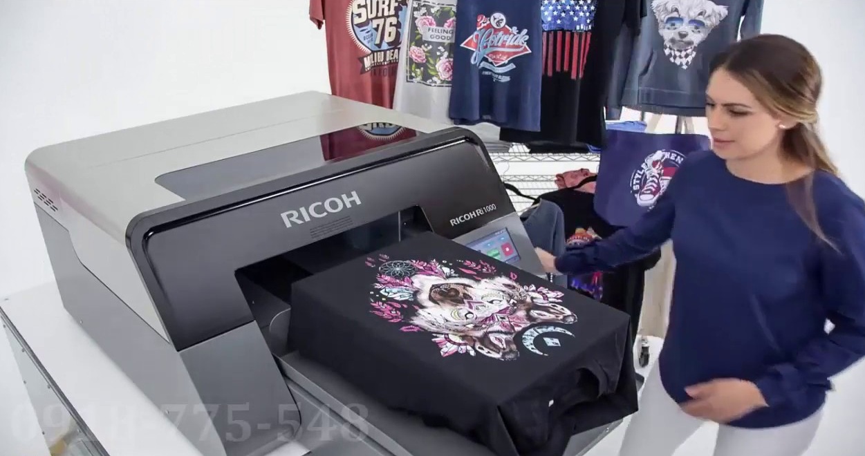 In kỹ thuật số trên áo thun đen