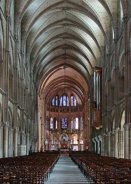 Церковь бенедиктинского аббатства Сен-Реми в Реймсе. Центральный неф, XI в., реконструирован и перекрыт сводами во второй половине XII в.