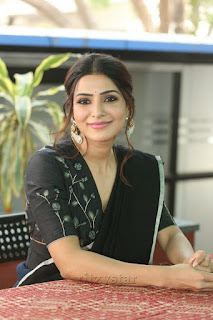 Samantha Akkineni Black Saree Stills at Jaanu Movie Interview