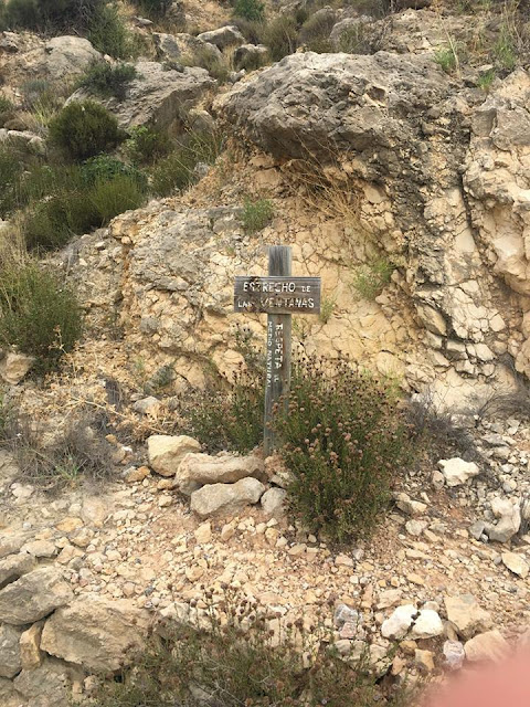 Nos vamos de Excursión, senderista, senderismo, montaña, ruta, ruta de la sal, albatera, Rambla de la sal, excursión, salida, montañismo, trekking, salida en familia, salida al campo, sitios con encanto, haz deporte, deporte, acueducto, rambla salada, canalon rambla salada, surgencias, pozos, acueductos, dolomias, calizas, areniscas, sales del trias keuper, barron negro, estrecho de las ventanas, 