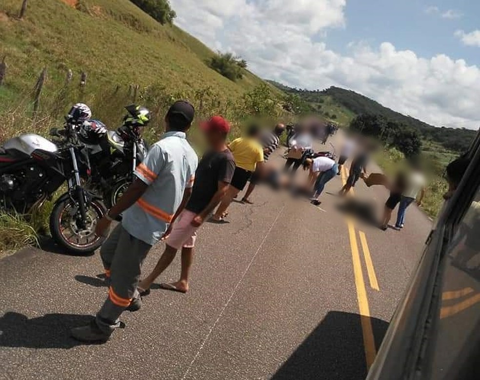 Veículo atinge grupo de 30 motociclistas e deixa 3 mortos e 5 feridos em Água Preta