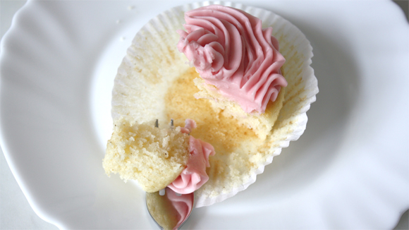 Elly's Art: Zitronen Cupcakes mit Himbeer-Buttercreme Elly's Art: Zitronen Cupcakes mit Himbeer-Buttercreme