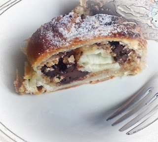 strudel bianco e nero alla crema di mandorle, noci 