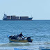  Barco de carga frente a la rotonda de la playa de Pedernales llama la atención por maniobras realizadas
