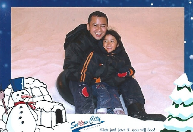 Kecil & Daddy sliding on snow using the tube