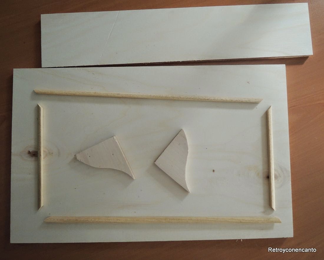 Retro y con encanto: Pequeño espejo estantería auxiliar