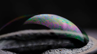 साबुन के बुलबुले की पतली परत पर या पानी की सतह पर तेल की बूंद की पतली परत श्वेत प्रकाश डालने पर सुन्दर रंग दिखाई पड़ते हैं। ऐसा क्यों ? साबुन के बुलबुले की पतली परत पर या पानी की सतह पर तेल की बूंद की पतली परत श्वेत प्रकाश डालने पर सुन्दर रंग दिखाई पड़ते हैं