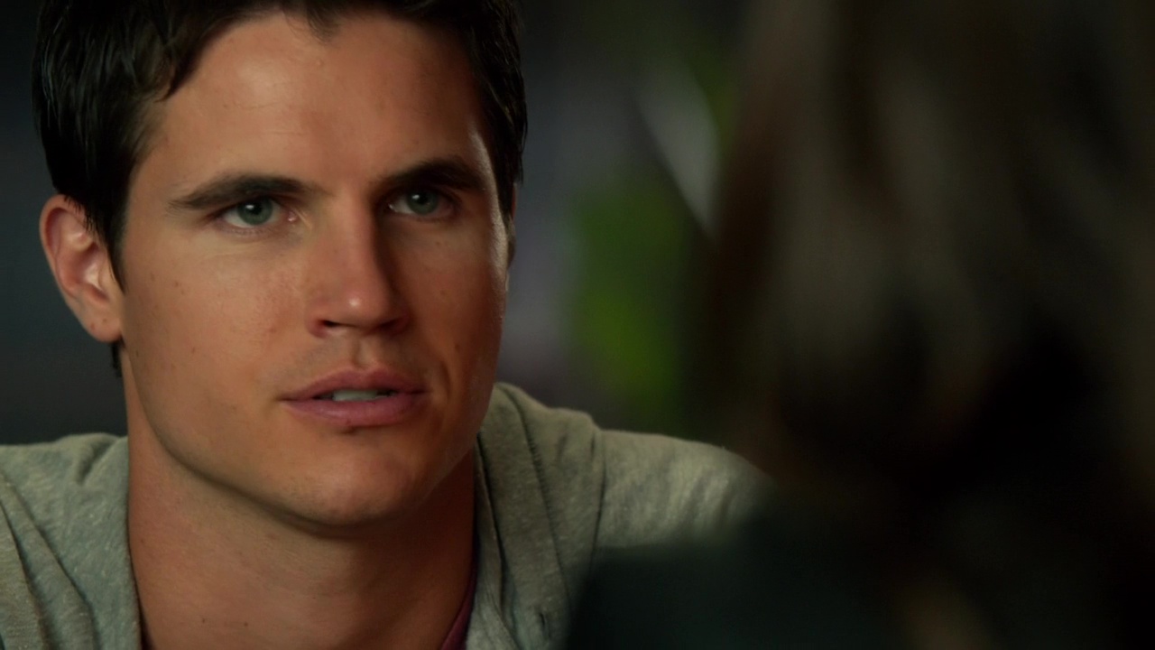 Films Et Séries Tv Avec Robbie Amell ausCAPS: Robbie Amell shirtless in The Tomorrow People 1-03 "Girl