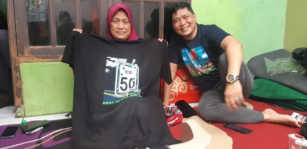 Viral Ibunda Mendiang Laskar FPI Dikasih Kaus KM 50 Rest in Kill Area