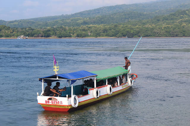 Sebuah perahu sedang menyeberangkan penumpang dari Pantai Palo menuju Tanah Merah Adonara Barat, Flores Timur. Inilah lokasi pembangunan jembatan Palmerah.