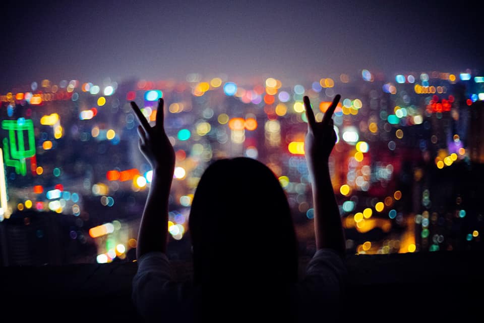 ночное освещение на улице. песня в этом городе ярких огней. огни. песня в этом городе ярких огней. вечерняя прогулка в парке.