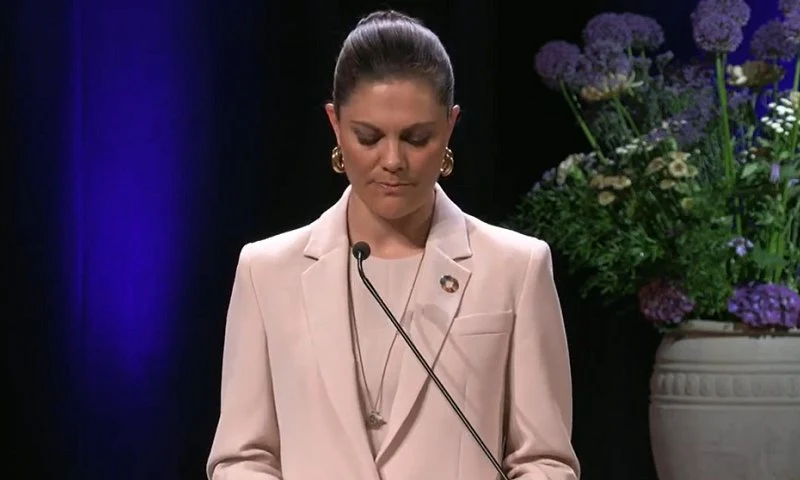 Crown Princess Victoria wore new beige natural jane blazer and kamille trousers from Andiata, and wore gold earrings from Sophie by Sophie