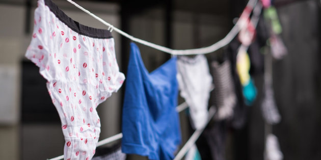 Heboh Ribuan Pakaian Dalam Menggantung di Afrika Selatan, Alasannya Bikin Kesel! Heboh Ribuan Pakaian Dalam Menggantung di Afrika Selatan, Alasannya Bikin Kesel!