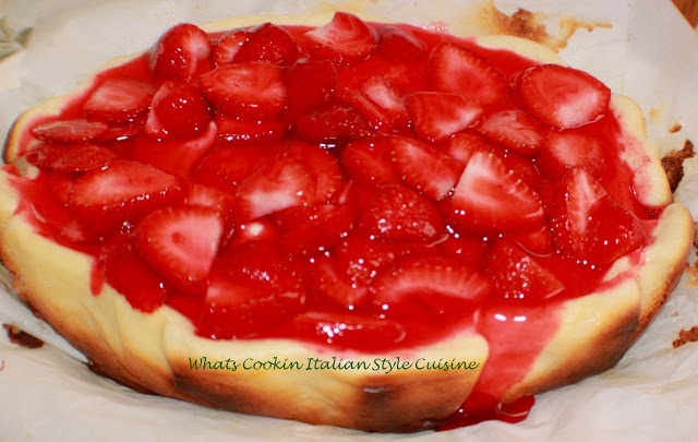 This is an amazing slow cooker cheesecake with strawberries on top. Slow cooked and with everyday ingredients, easy to make and full of the best flavors. This is a light and fluffy slow cooker cheesecake