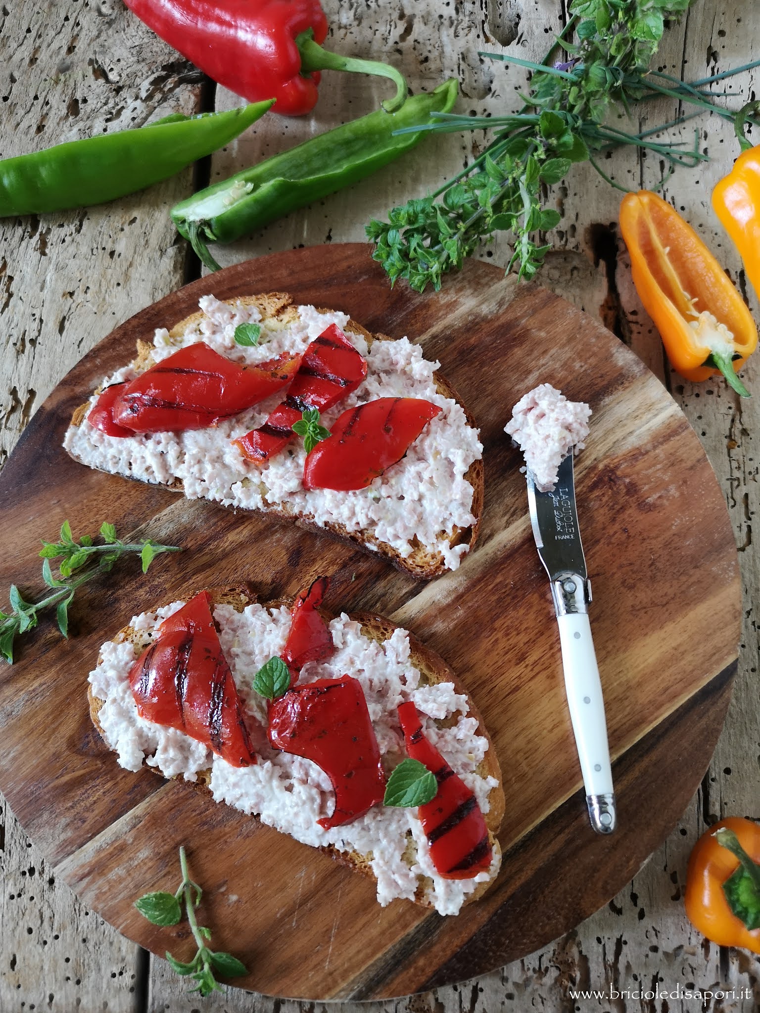Bruschette di Altamura con crema di mortadella e peperoni grigliati