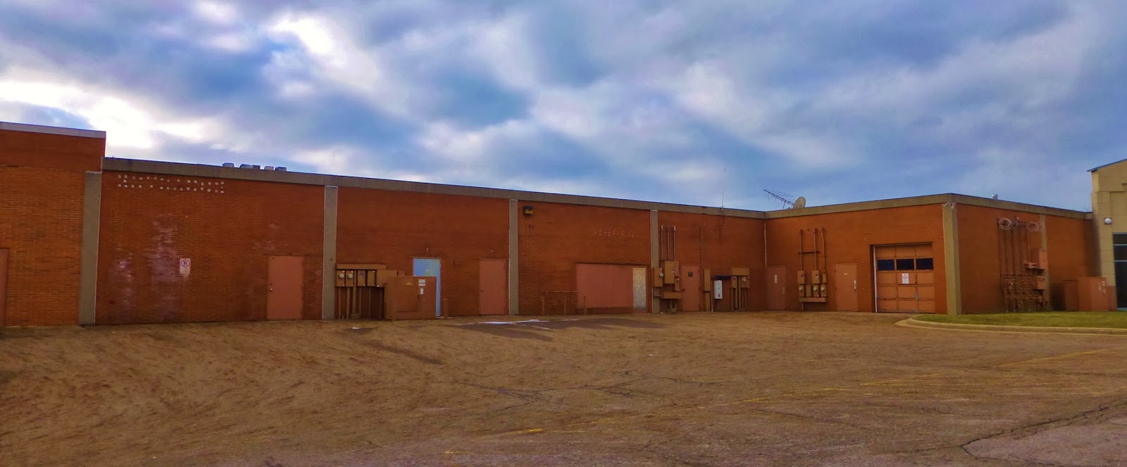 Dead and Dying retail Mellett Mall / Canton Centre in Canton, Ohio