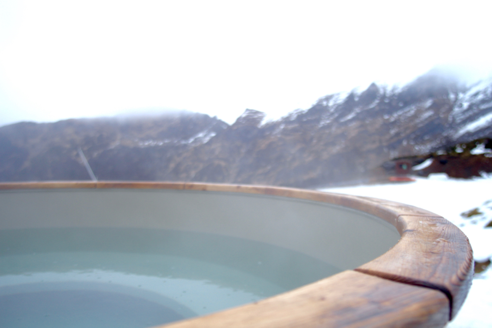 BLOG-MODE-HOMME_voayge-insolite-béarn-pyrénées-neige-sport-hiver-aventure-nordique-bain-bath-nuit-belle-étoile-snowpod-raquettes-chalet