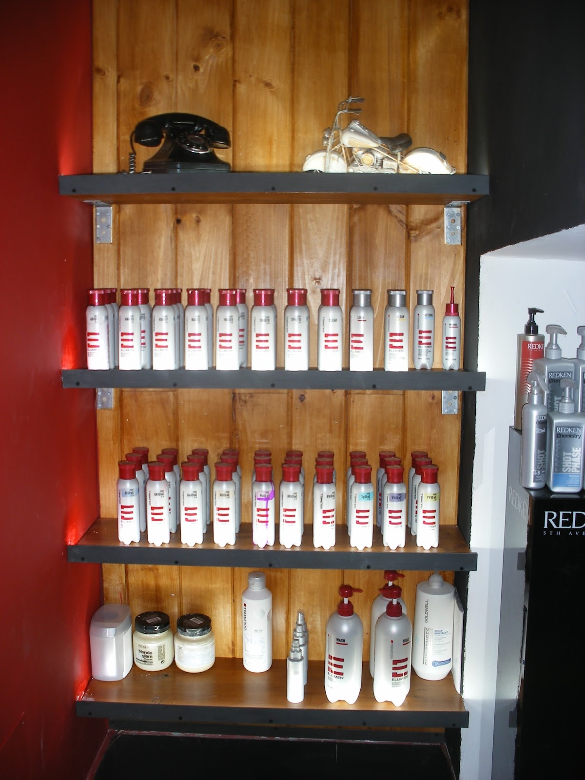 Aquilino Artesania TRABAJO EN LA PELUQUERÍA BLADES HAIR STUDIO