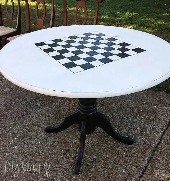 Painted checkerboard table tutorial at www.diybeautify.com