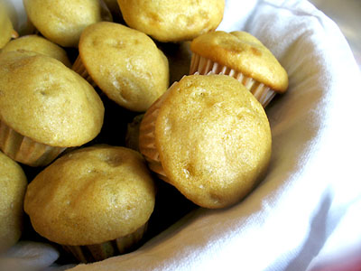 vanilla_cupcakes_basket400.jpg