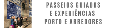Guia Brasileira no Porto a mostrar azulejos para turistas na estação são bento