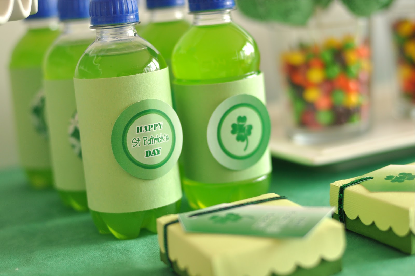 St Patrick's Day Rainbow Inspired Party Food & Drinks - via BirdsParty.com