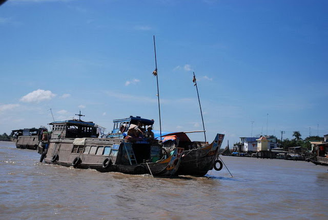 Le marché flottant Cai Be - un trait typique au Sud du Viet Nam