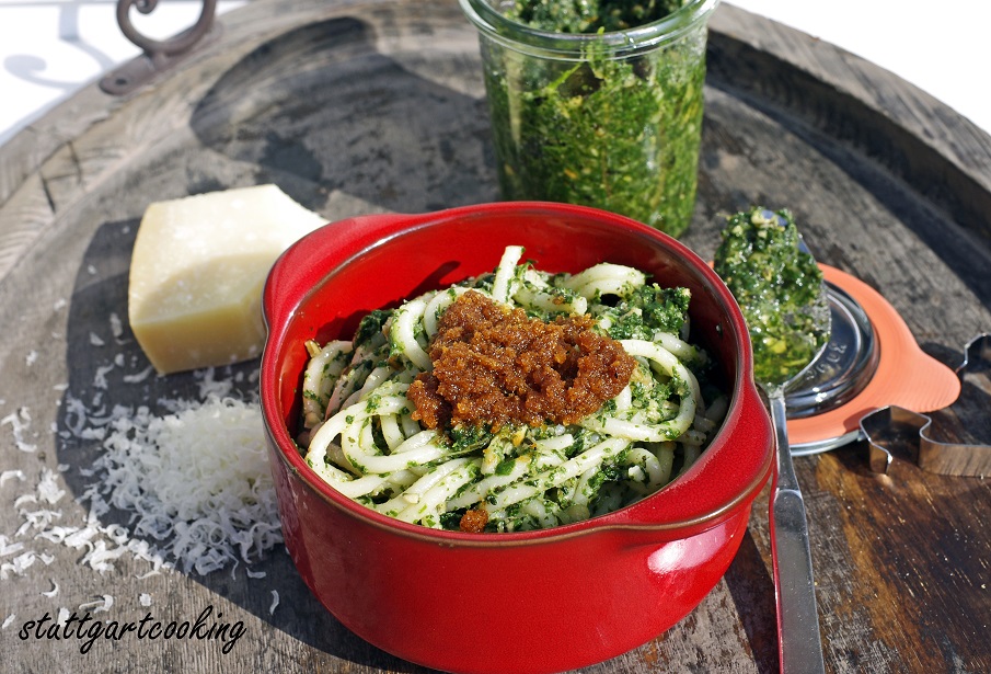 stuttgartcooking: Spaghetti mit Spinat-Pesto und gerösteten Paprika-Bröseln