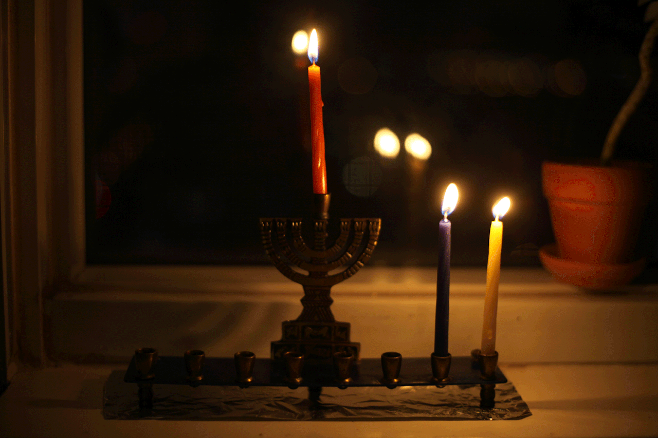Горят три свечи. Свечи в церкви. Горящая свеча. Горящие свечи. Свечи в храме гиф.