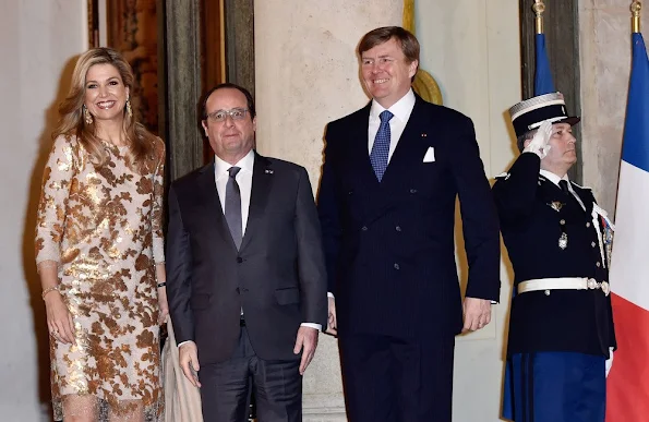 French President Francois Hollande welcomes Queen Maxima of the Netherlands and King Willem-Alexander of the Netherlands prior the state dinner