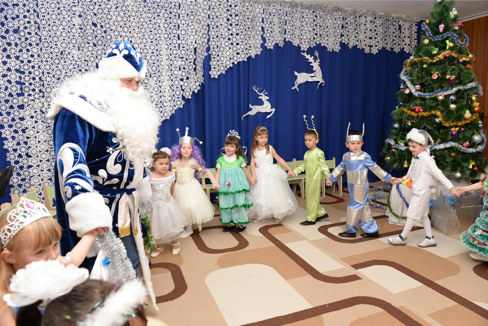 утренник в садике на новый год. садик родничок видное. веселого утренника. веселый утренник младшая группа картинки. новогодний утренник.